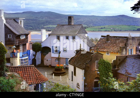 Portmeirion Italianate Dorf mit Traeth Bach Mündung hinter Gwynedd Wales UK Stockfoto