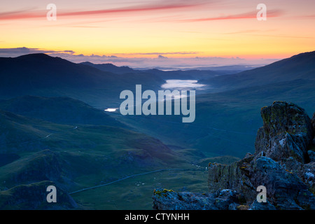 Sonnenaufgang über dem Llynnau Mymbyr und Capel Curig Dorf aus Gallt y Wenallt, Snowdonia-Nationalpark, Wales Stockfoto