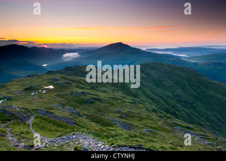 Sonnenaufgang über dem Llynnau Mymbyr und Capel Curig Dorf aus Gallt y Wenallt, Snowdonia-Nationalpark, Wales Stockfoto