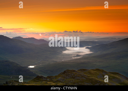 Sonnenaufgang über dem Llynnau Mymbyr und Capel Curig Dorf aus Gallt y Wenallt, Snowdonia-Nationalpark, Wales Stockfoto