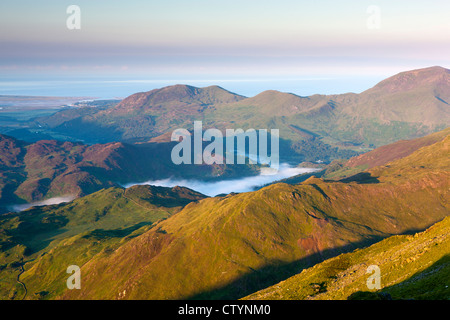 Blick von der Snowdon Horseshoe in Richtung Beddgelert, Snowdonia-Nationalpark, Gwynedd, Wales, UK, Europa Stockfoto