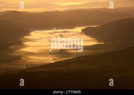 Sonnenaufgang über dem Llynnau Mymbyr und Capel Curig Dorf aus Gallt y Wenallt, Snowdonia-Nationalpark, Wales Stockfoto