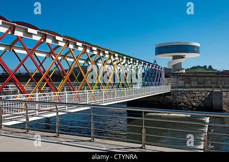 Brücke von San Sebastian in der Nähe der Niemeyer International Cultural Centre, der brasilianische Architekt Oscar Niemeyer in Avilés, Asturien, Spanien entwickelt. Stockfoto