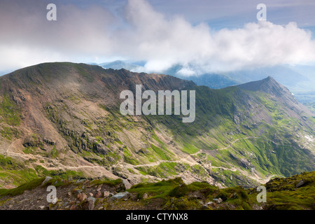 Blick vom Mount Snowdon in Richtung Garnedd Ugain und Crib Goch, Snowdonia-Nationalpark, Wales Stockfoto