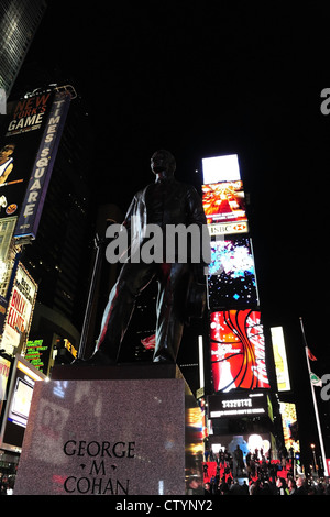 Neon Nachtporträt George M. Cohan Statue, in Richtung rot TKTS Schritte, 7th Avenue in West 46th Street, Times Square, New York Stockfoto