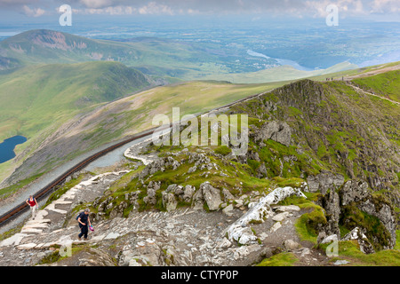 Menschen zu Fuß den Weg Llanberis eine der Routen Snowdon, Snowdonia-Nationalpark, Wales, UK, Europa Stockfoto