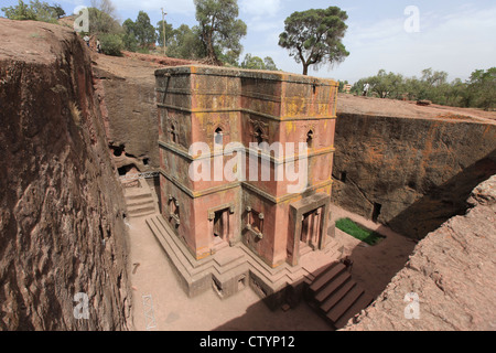 Eine der berühmten Kirchen von Lalibela, Äthiopien, aus dem Felsen gehauen. Dieser ist Bete Giyorgis oder Sankt-Georgs-Kirche. Stockfoto