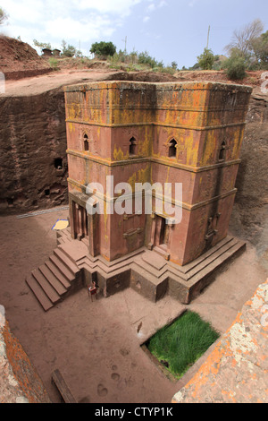 Eine der berühmten Kirchen von Lalibela, Äthiopien, aus dem Felsen gehauen. Dieser ist Bete Giyorgis oder Sankt-Georgs-Kirche. Stockfoto