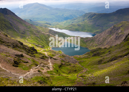 Blick von Pyg Track über Glaslyn und Llyn Sheetrim, Snowdonia-Nationalpark, Wales Stockfoto