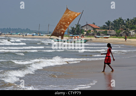 Ausleger-Fischerboot (Oru) am Strand, Negombo, Sri Lanka Stockfoto