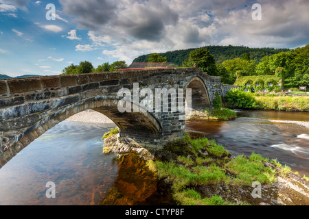 17. Jahrhundert Steinbrücke über den Fluss Conwy bei Romanum mit Efeu bewachsenen Tu Hwnt i'r Bont National Trust Teestuben Stockfoto