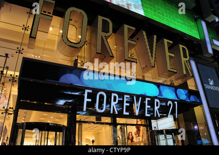 Nacht Ansicht elektrisches Licht Fenster, gelb blau Neon "Forever 21" Boutique Shop Fassade, 7th Avenue, Times Square, New York Stockfoto