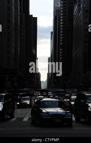 Am Nachmittag Schatten "urban Alley" zoom schwarze Autos, Limousinen, 6th Avenue von West 59th Street, Central Park South New York Stockfoto