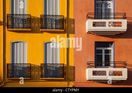 Bunte Wände im Meer Stadt Collioure, Pyrenäen-Orientales, Languedoc-Roussillon, Frankreich Stockfoto