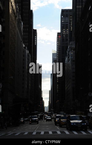 Am Nachmittag dunkle Schatten "urban Alley" Porträt Autos, Verkehr, 6th Avenue von West 59th Street, Central Park South New York Stockfoto