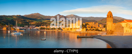 Sonnenaufgang über Stadt Collioure, Pyrenäen-Orientales, Languedoc-Roussillon, Frankreich Stockfoto
