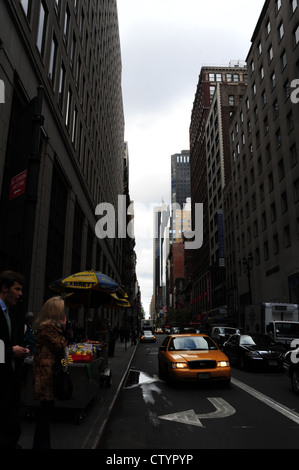 Dunkle Schatten "urban Alley" Porträt Verkehr, Bürgersteig Menschen, Snack-Stall, Obst-Stall, West 44th Street an der 5th Avenue, New York Stockfoto