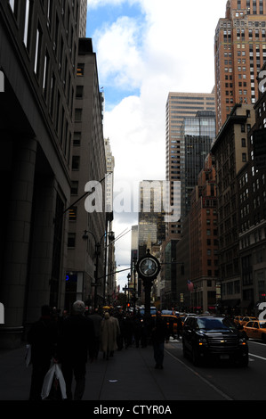 dunkle Schatten "urban Alley" Porträt Wolkenkratzer, Verkehr, Taxis, Leute, Bürgersteig Uhr, 5th Avenue in West 44th Street, New York Stockfoto