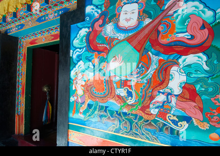 Detail von einem hellen Wand bemalt und dekoriert Tür Shey Kloster Shey, Ladakh, Indien Stockfoto