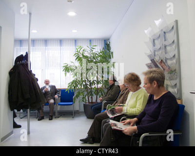 GP Warteraum - Patienten warten Doktor zu sehen Stockfoto