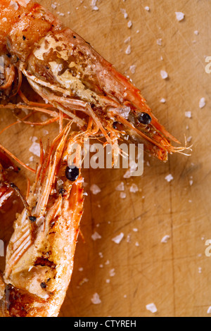 gegrillte Garnelen Garnelen mit Salz Flocken auf Holz, Makro Stockfoto