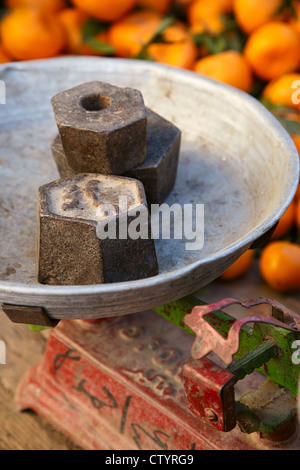 alte Markt Eisen Gewichte auf Skala, Ägypten Stockfoto