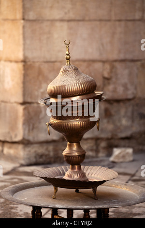 Weihrauch-Brenner in Strassenlokal in Kairo, Ägypten Stockfoto