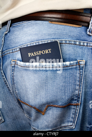 Mann, stehend mit amerikanischen blauen Pass auf der Rückseite Tasche Denim Blue Jeans mit Textfreiraum. Stockfoto