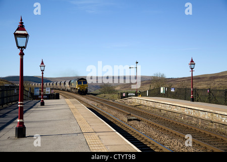 Freightliner Kohlezug vorbei Garsdale Bahnhof auf der berühmten Settle Carlisle Railway, Garsdale, Cumbria, England Stockfoto