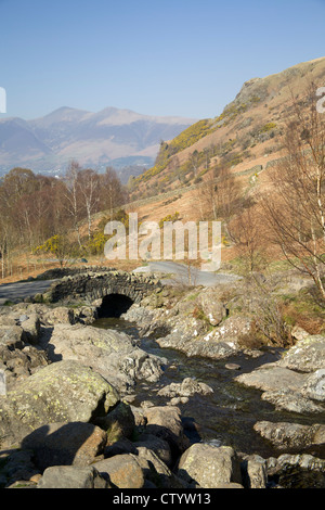 Ashness Brücke, in der Nähe von Keswick, Lake District, Cumbria, England. Stockfoto