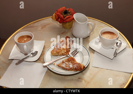 Zwei Tassen Kaffee und eine Mandel Croissant in einem Café in Tours, Frankreich Stockfoto