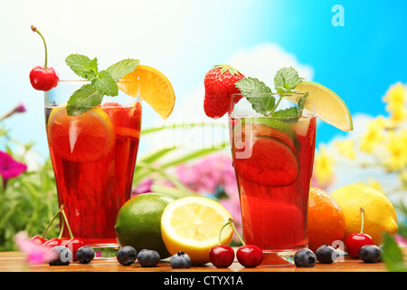 Erfrischende Sangria (Schlag) mit Früchten Stockfoto