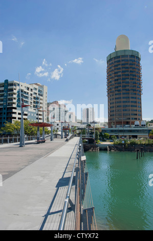 Blick von der Victoria Bridge, einer Fußgängerüberquerung des Ross Flusses, in Richtung Townvilles CBD und Flinders Square Stockfoto