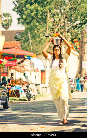 Thaipusam Festival, trägt ein Frau Anhänger einen Topf von Kuhmilch als Opfergabe. Penang, Malaysia 2011. Stockfoto