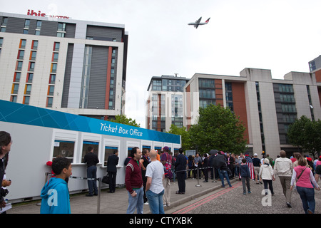 Warteschlangen der Olympischen Spiele 2012 in London Zuschauer im ExCel Ticket Box Office versuchen, Event-Tickets zu sammeln. Stockfoto