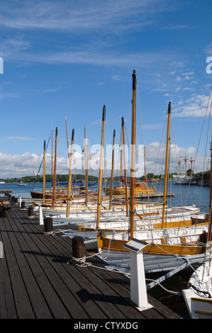 Traditionelle hölzerne Schaluppen vertäut am Steg der Marina Karlskrona, Schweden Stockfoto