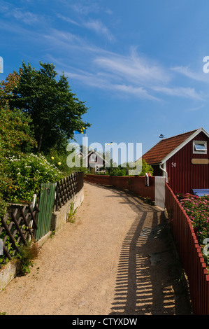 Schwedische Ferienhäuser gemalt in den typischen "Falun" rot in Brändaholm, Gemeinde Karlskrona, Schweden Stockfoto