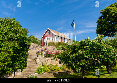 Schwedische Ferienhäuser gemalt in den typischen "Falun" rot in Brändaholm, Gemeinde Karlskrona, Schweden Stockfoto