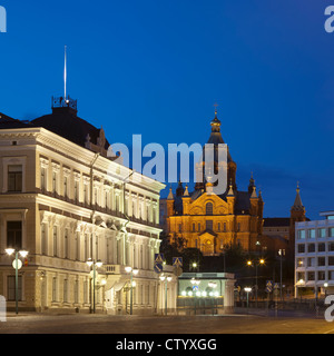 Reich verzierte Gebäude nachts beleuchtet Stockfoto