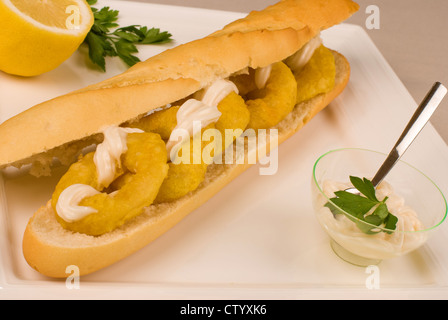 Spanischen Brötchen mit gebratener Tintenfisch-Ring, eine beliebte bocata Stockfoto