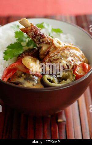 Schale mit rotem Curry mit Ente Stockfoto