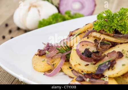 Bratkartoffeln mit unscharfen Zutaten im Hintergrund Stockfoto