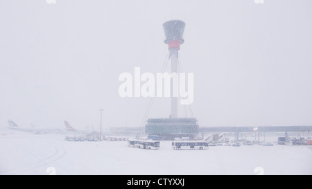 Air Control-Turm und dem Flughafen im Schnee Stockfoto