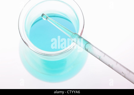 Nahaufnahme der Pipette im Becher Stockfoto