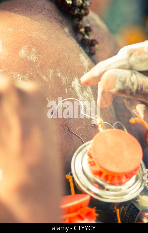 Thaipusam Festival, Miniatur Milch Töpfe waren durchbohrt und auf Körper ergebenen süchtig. Penang, Malaysia 2011. Stockfoto