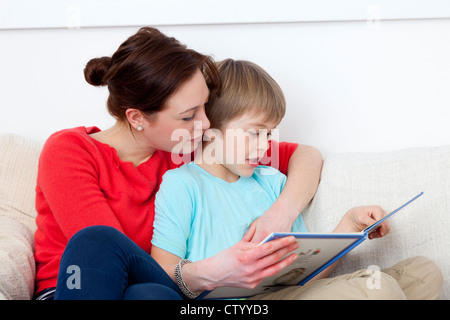 Mutter und Sohn gemeinsam lesen Stockfoto