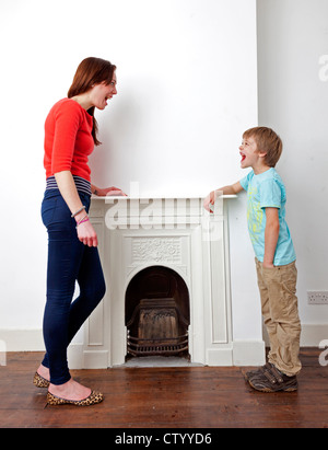 Mutter und Sohn Kamin sprechen Stockfoto