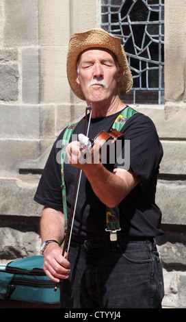 Volksmusiker spielen die Geige in Durham Folk Party 2012 Stockfoto