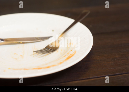 leeren Teller auf Holztisch für gutes Essen Essen Konzepte, Stockfoto