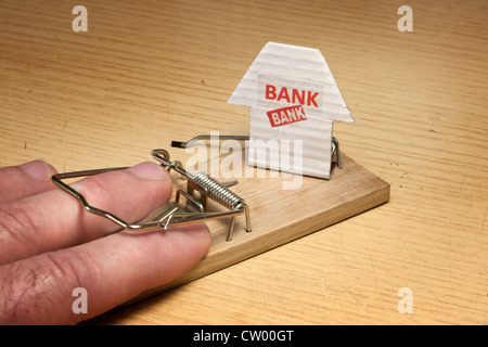 Hand des Menschen, die in von der Bank gesetzten Mausefalle gefangen Stockfoto